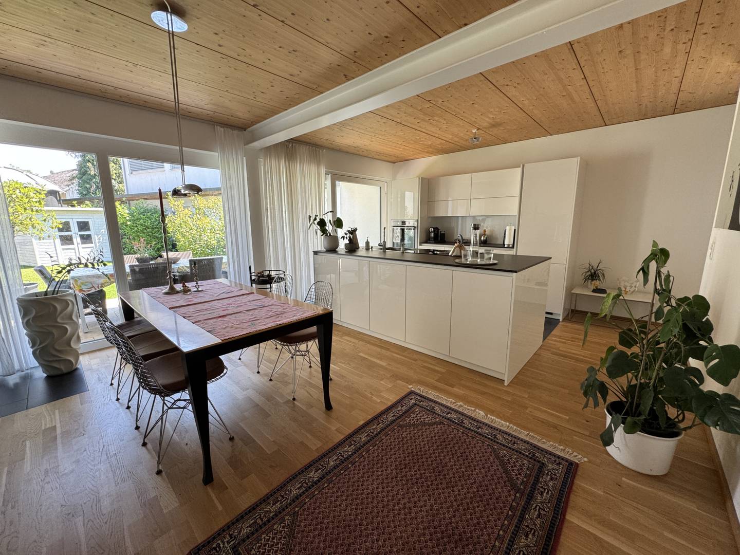 Neuwertiges Einfamilienhaus mit zwei Terrassen und Garten