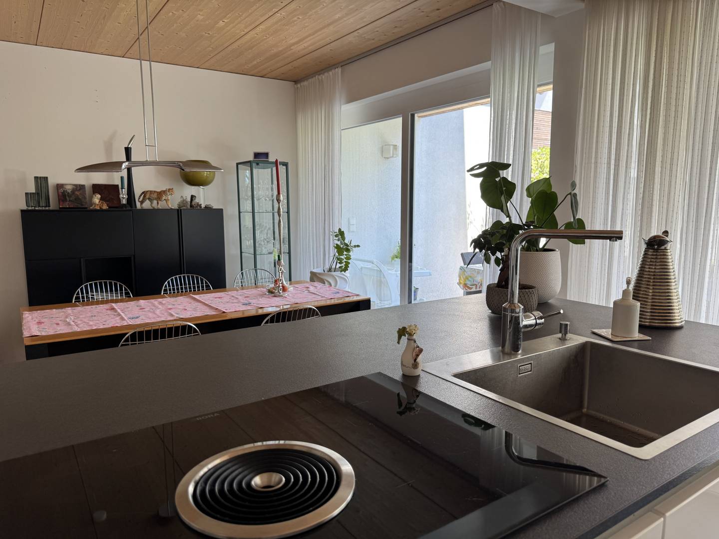 Neuwertiges Einfamilienhaus mit zwei Terrassen und Garten