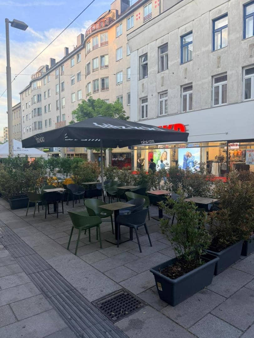 Well maintained restaurant premises with courtyard in Meidling