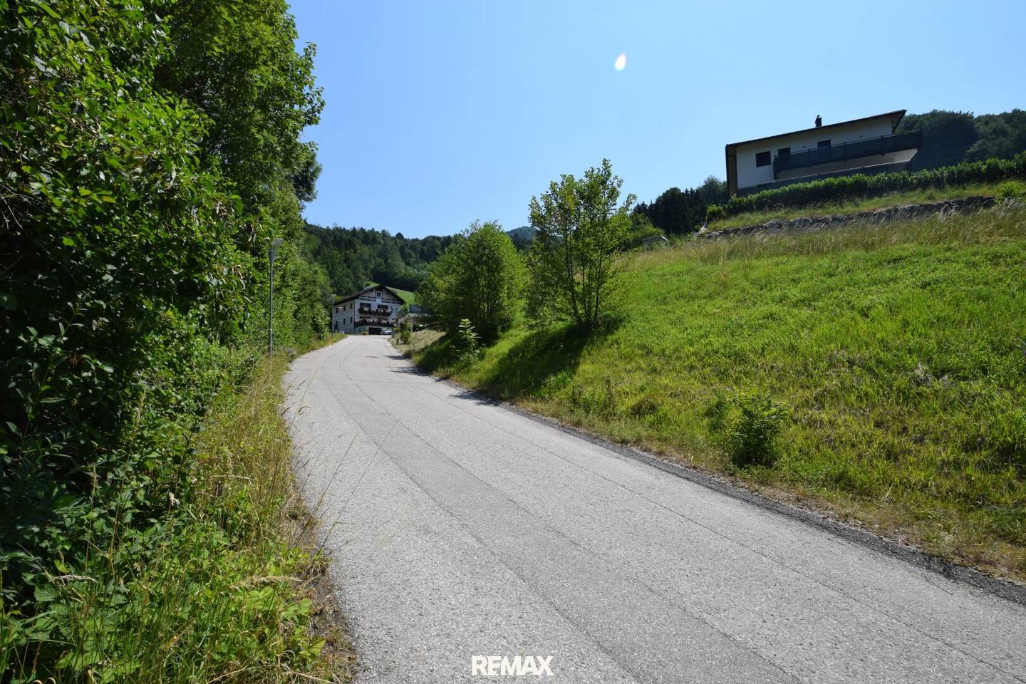 Baugrund am Ortsrand mit Ausblick auf Berglandschaft