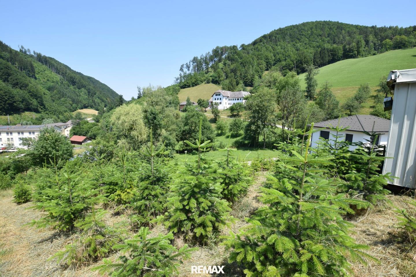 Baugrund am Ortsrand mit Ausblick auf Berglandschaft