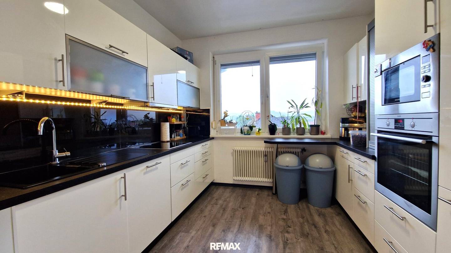 Helle Wohnung mit Loggia und Garage in zentraler Lage