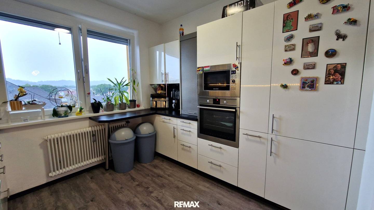 Helle Wohnung mit Loggia und Garage in zentraler Lage