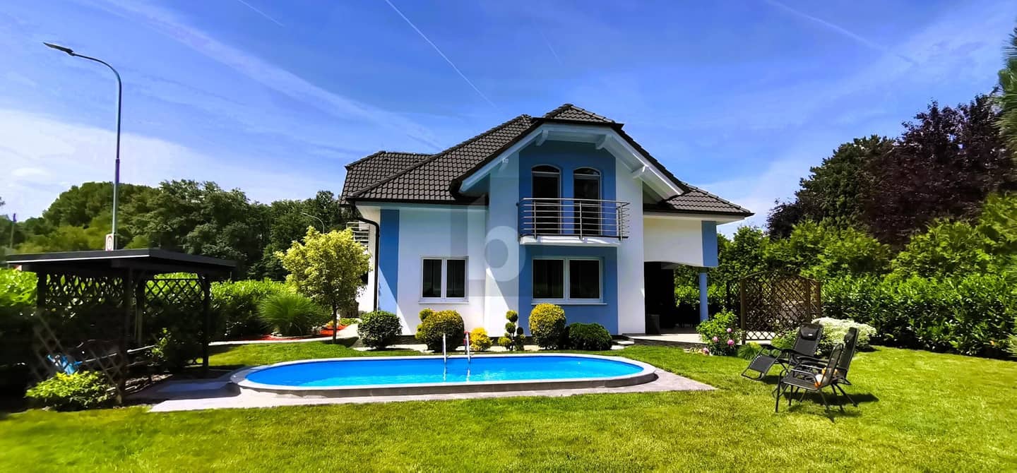 Family apartment with garden and pool