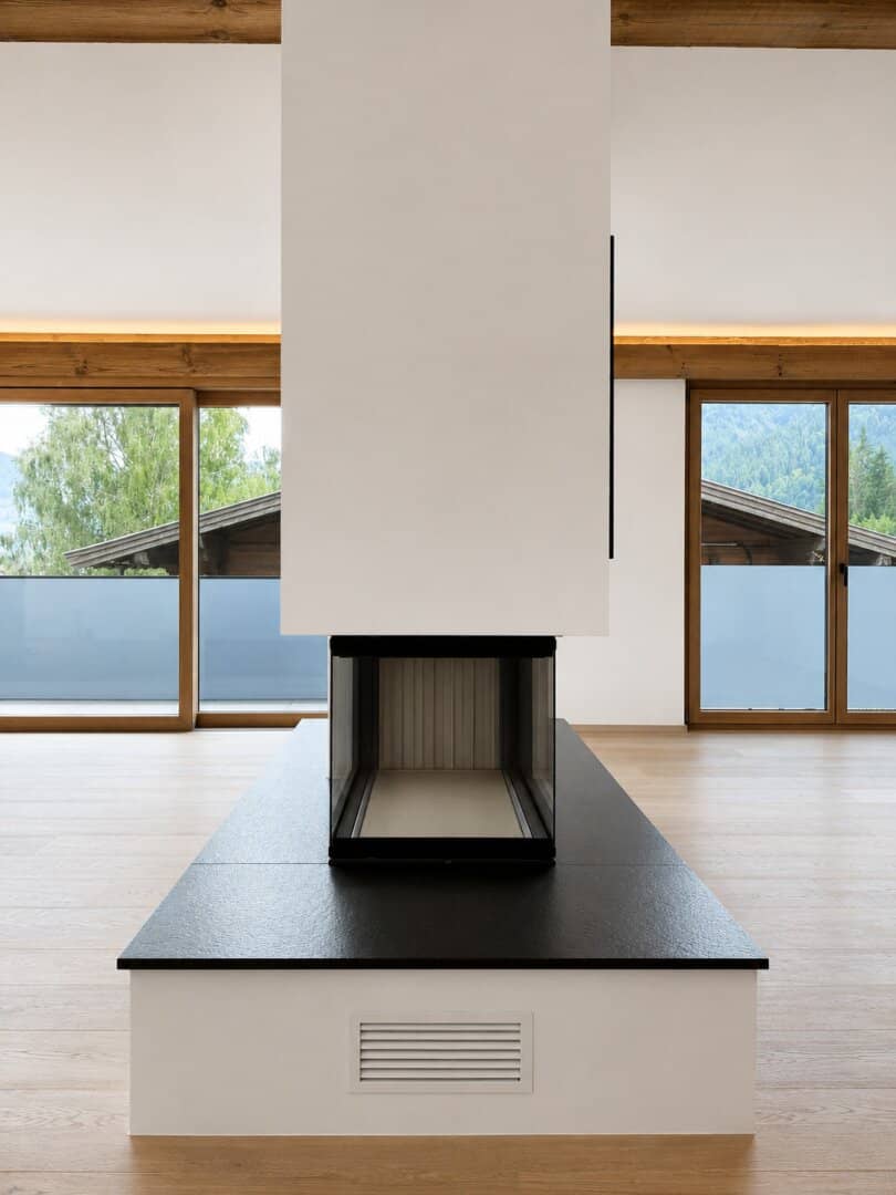 Dachgeschosswohnung mit Kamin Balkon und Bergblick