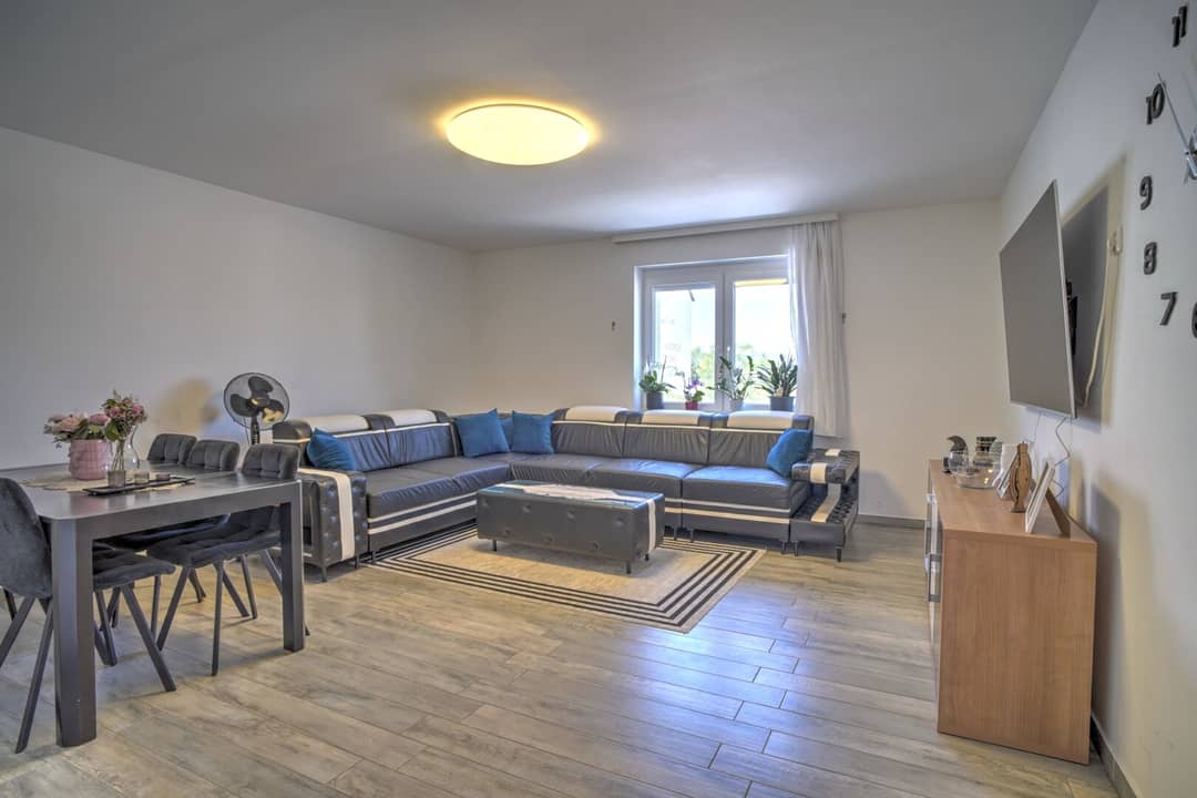Kernsanierte 4-Zimmer-Wohnung mit Fußbodenheizung und Einbauküche