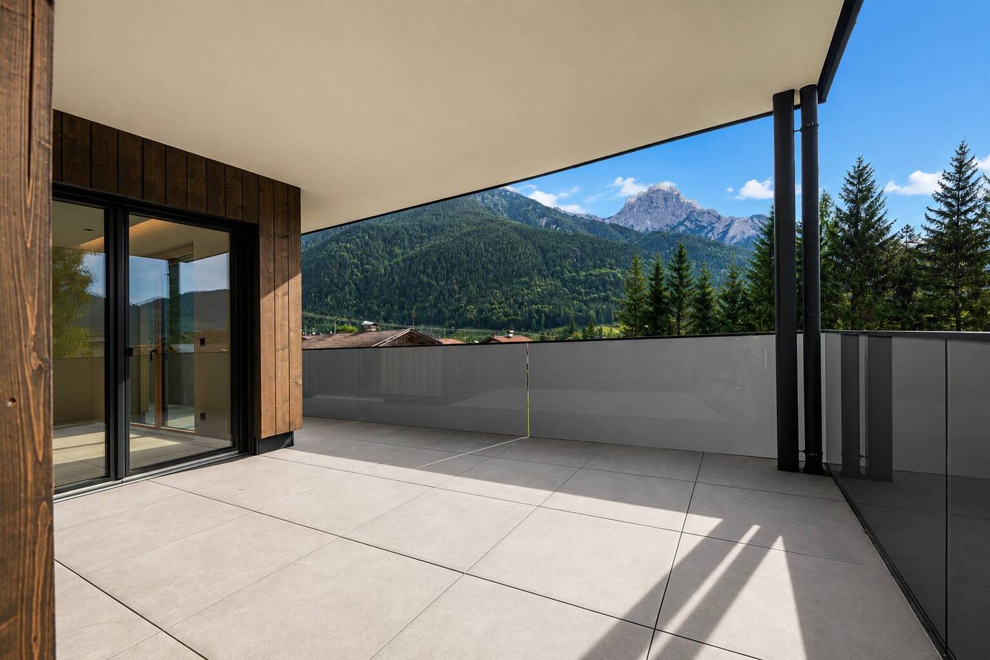 Neubauwohnung mit Balkon und Bergblick