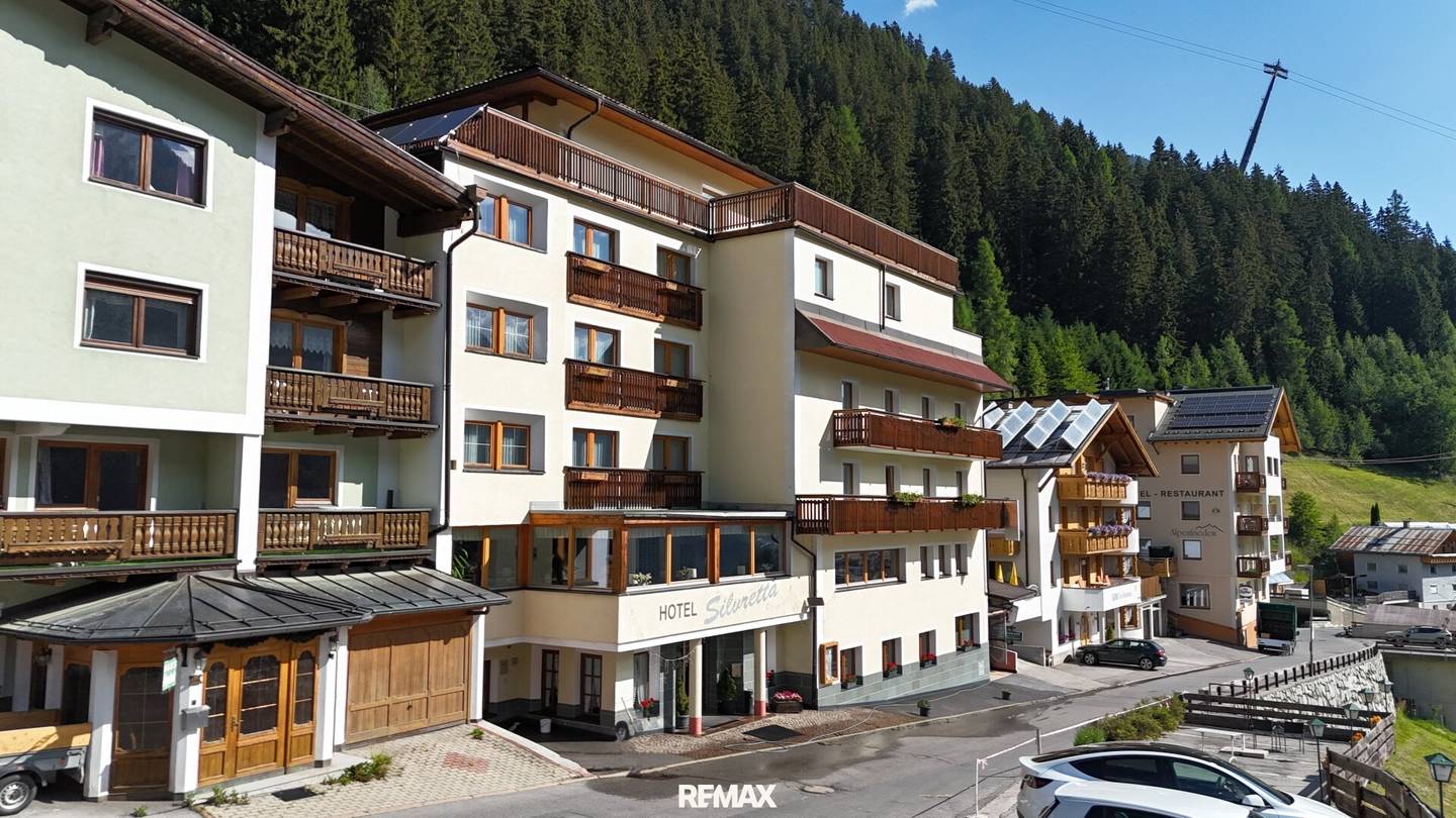 Hotel Silvretta Kappl mit Wintergarten und Wellnessbereich