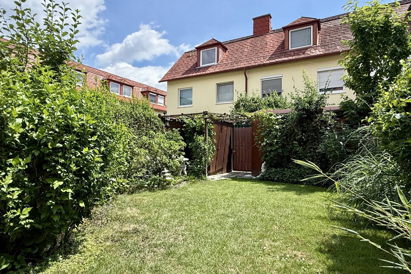 Plenty of space and even more potential: Row house including garage space near Hirschstettner Badeteich