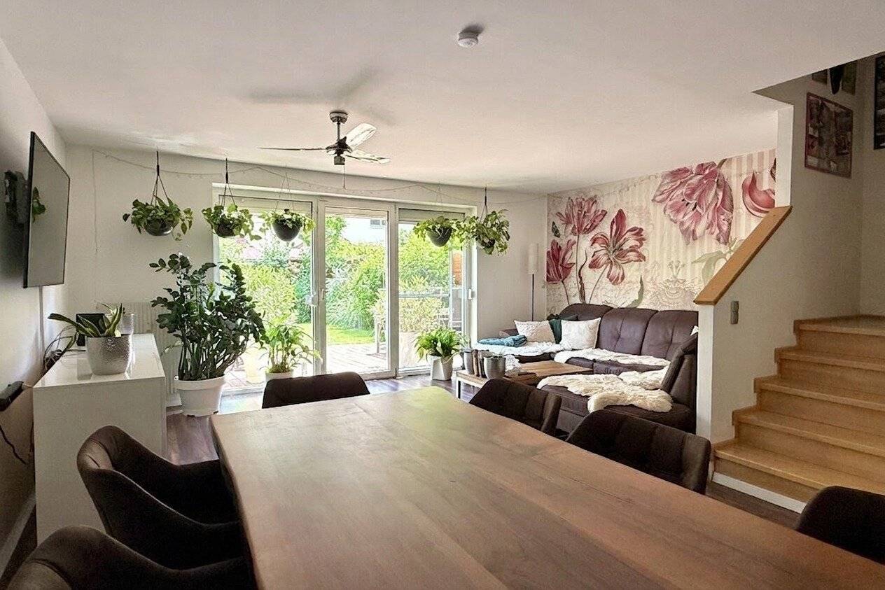 Plenty of space and even more potential: Row house including garage space near Hirschstettner Badeteich