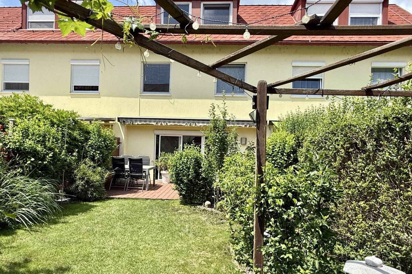 Plenty of space and even more potential: Row house including garage space near Hirschstettner Badeteich