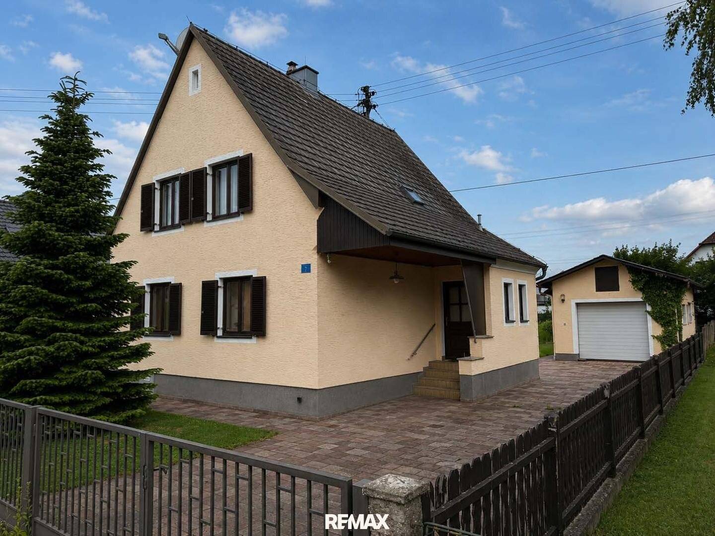 Einfamilienhaus mit Wintergarten und Luftwärmepumpe in ruhiger Lage