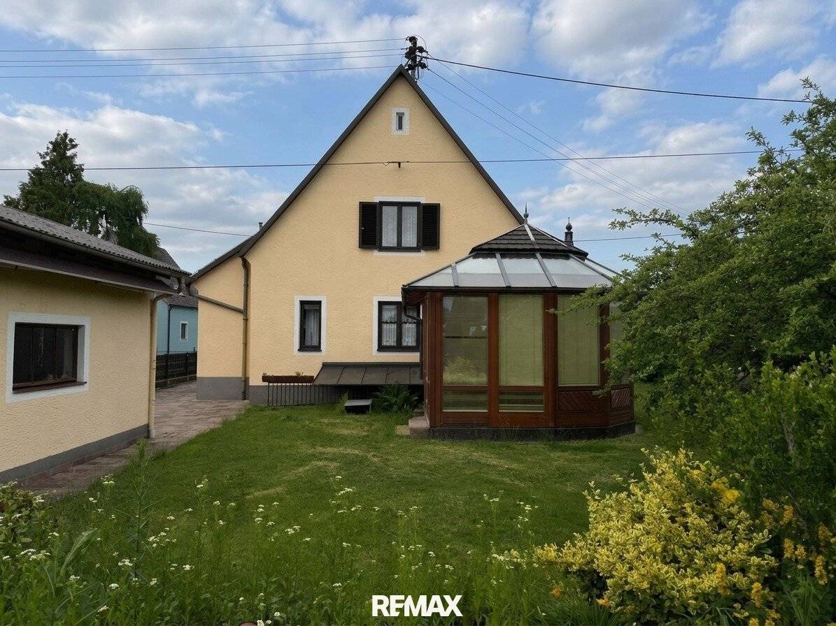 Einfamilienhaus mit Wintergarten und Luftwärmepumpe in ruhiger Lage