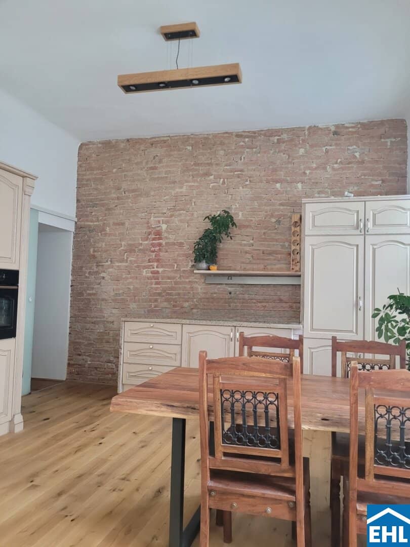 Renovated Altbau apartment with parquet and fitted kitchen near Prater