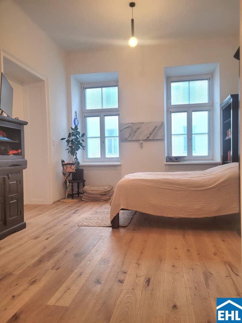 Renovated Altbau apartment with parquet and fitted kitchen near Prater