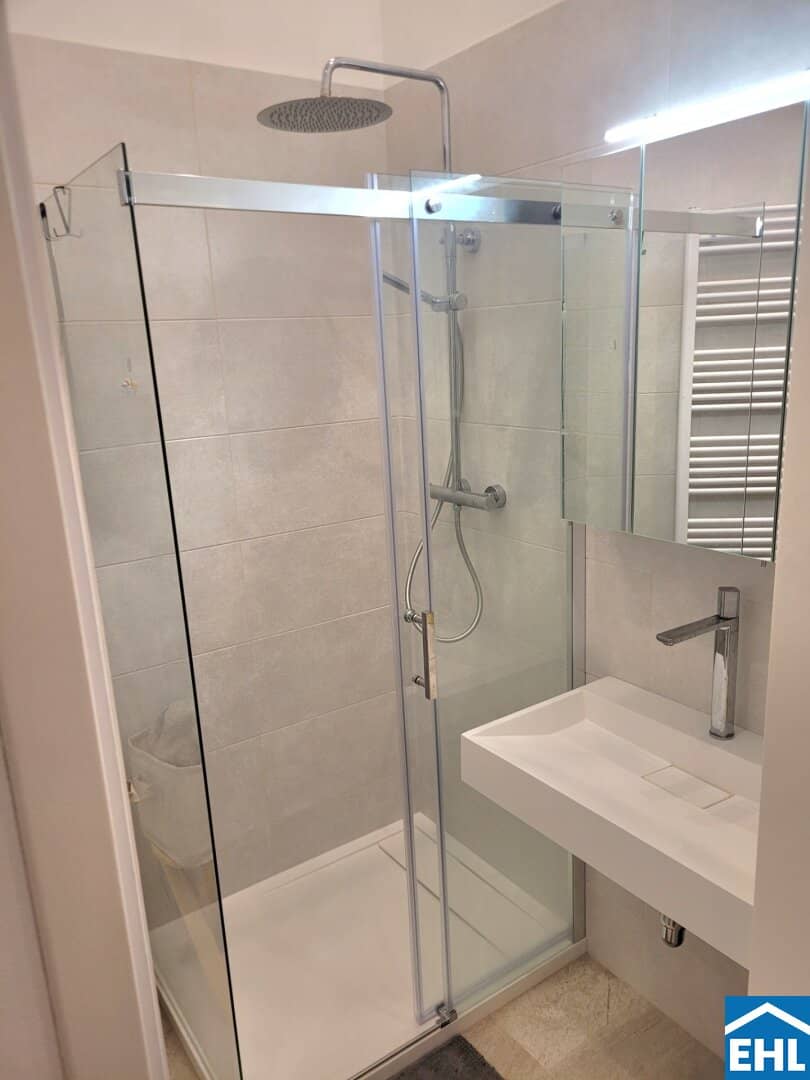 Renovated Altbau apartment with parquet and fitted kitchen near Prater