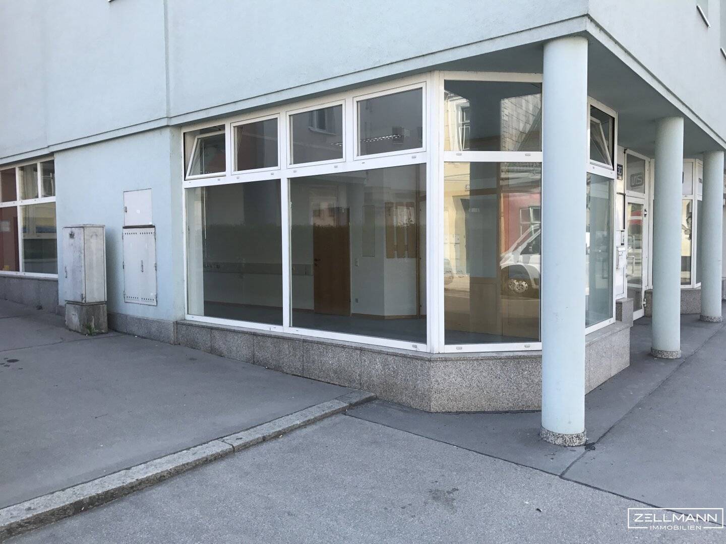 Repräsentatives Geschäftslokal mit großer Glasfront an der Breitenfurterstrasse