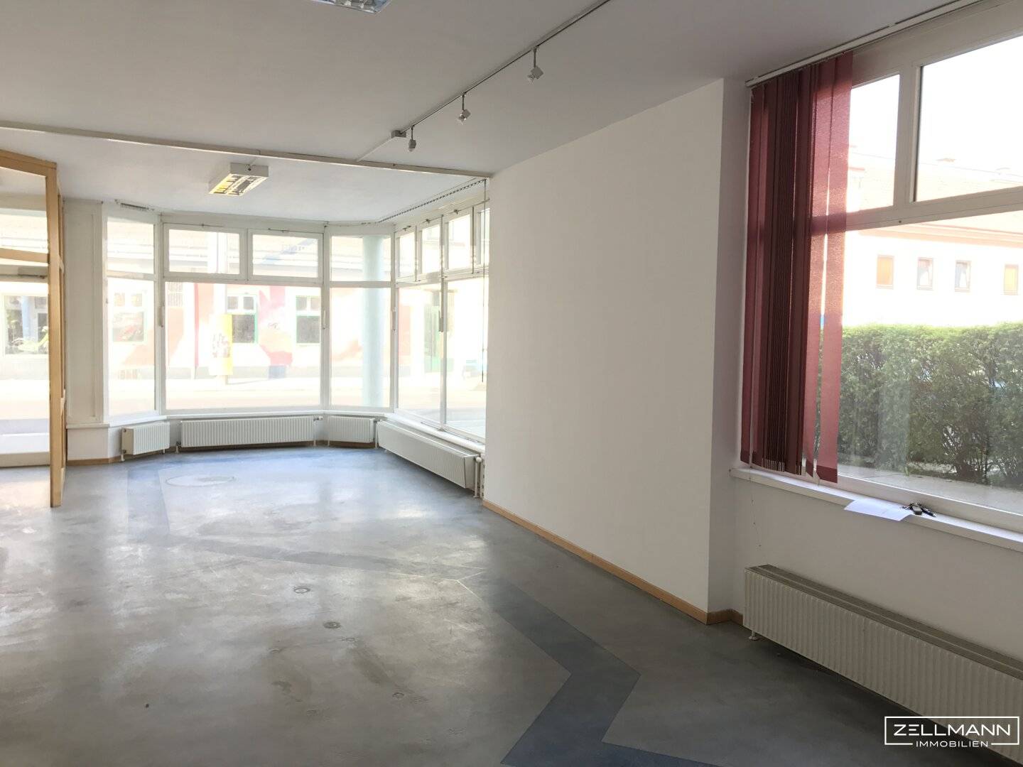 Repräsentatives Geschäftslokal mit großer Glasfront an der Breitenfurterstrasse