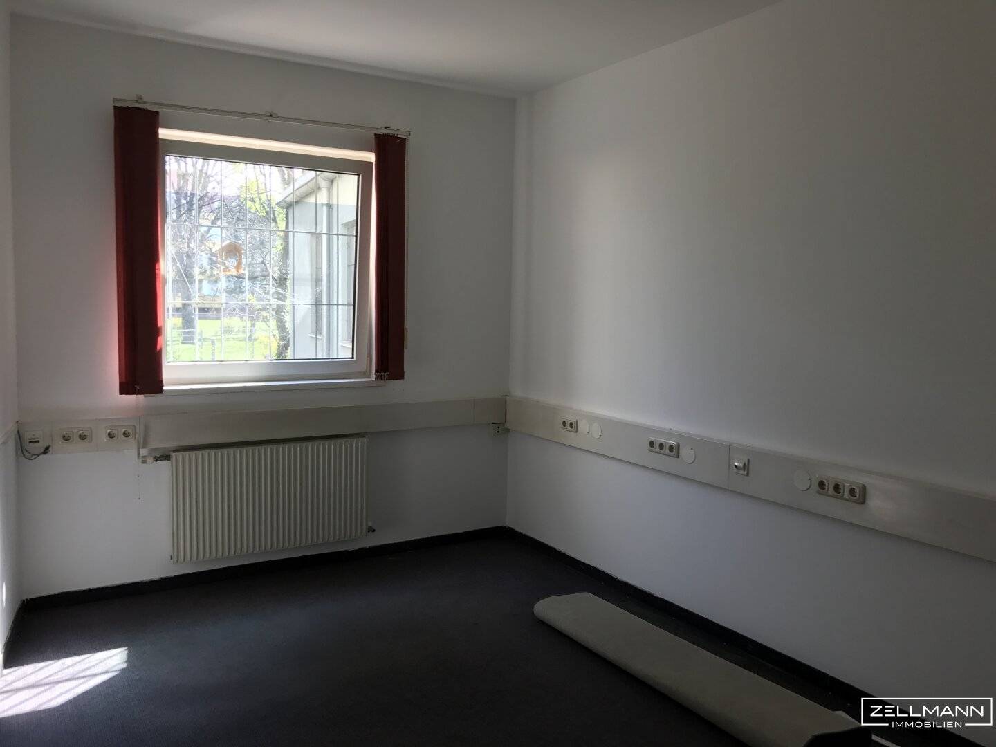 Repräsentatives Geschäftslokal mit großer Glasfront an der Breitenfurterstrasse