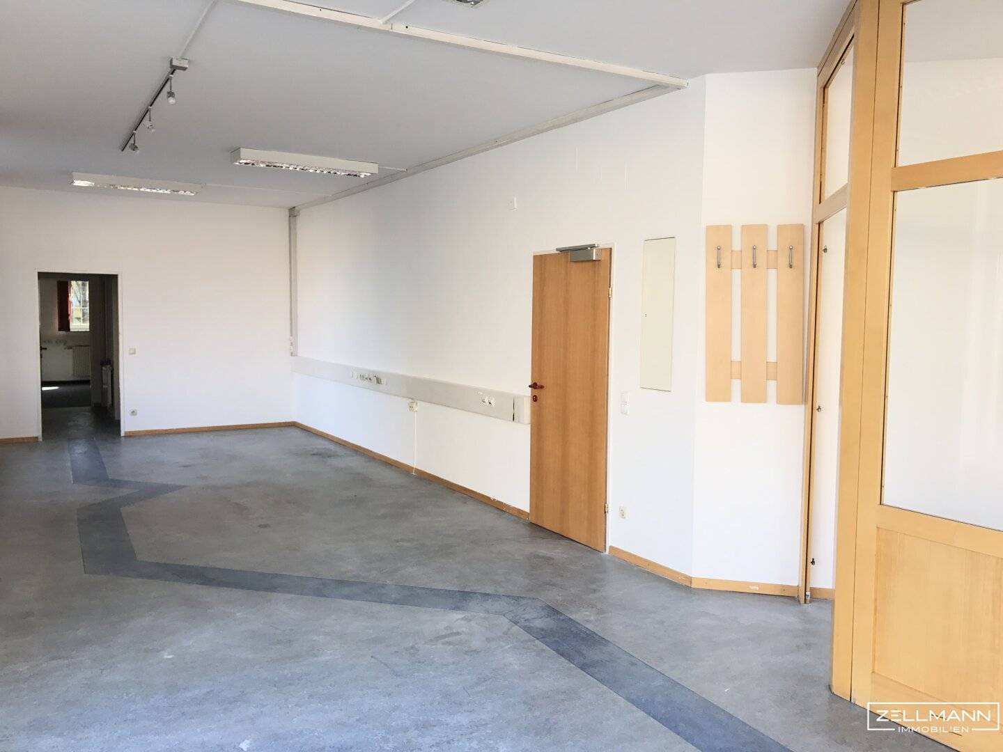 Repräsentatives Geschäftslokal mit großer Glasfront an der Breitenfurterstrasse