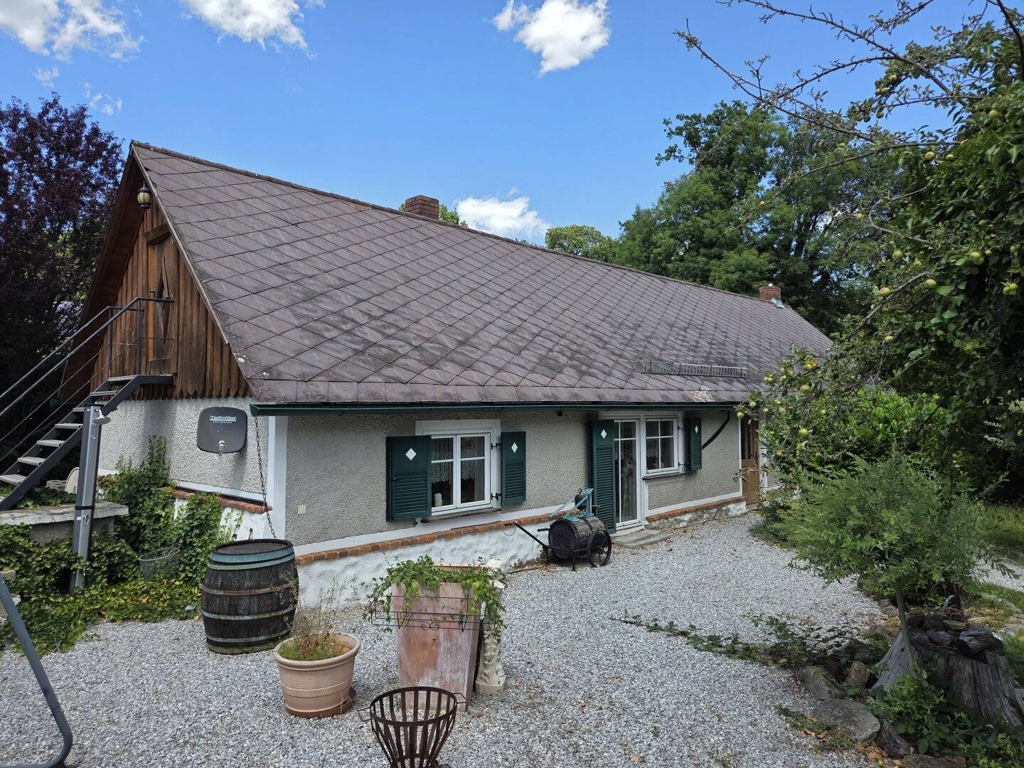Bauernhaus mit großem Grundstück und Sonnenterrasse in sonniger Ruhelage