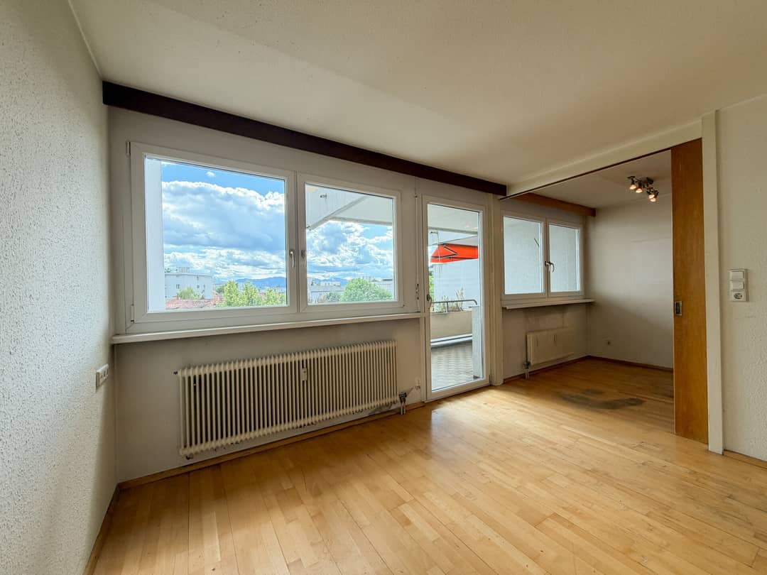 Renovierungsbedürftige 3 Zimmer Wohnung mit Balkon in zentraler Lage
