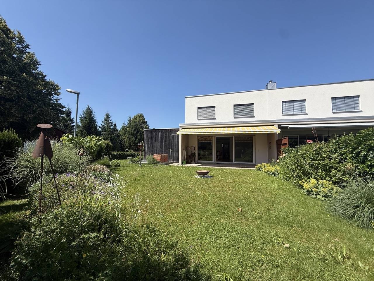 Moderne Doppelhaushälfte mit Garten und Terrasse in sonniger Lage
