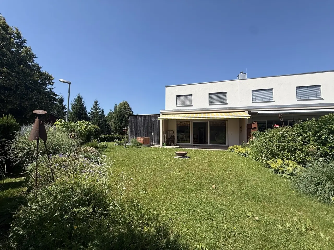 Modern semi-detached house with garden and terrace in sunny location