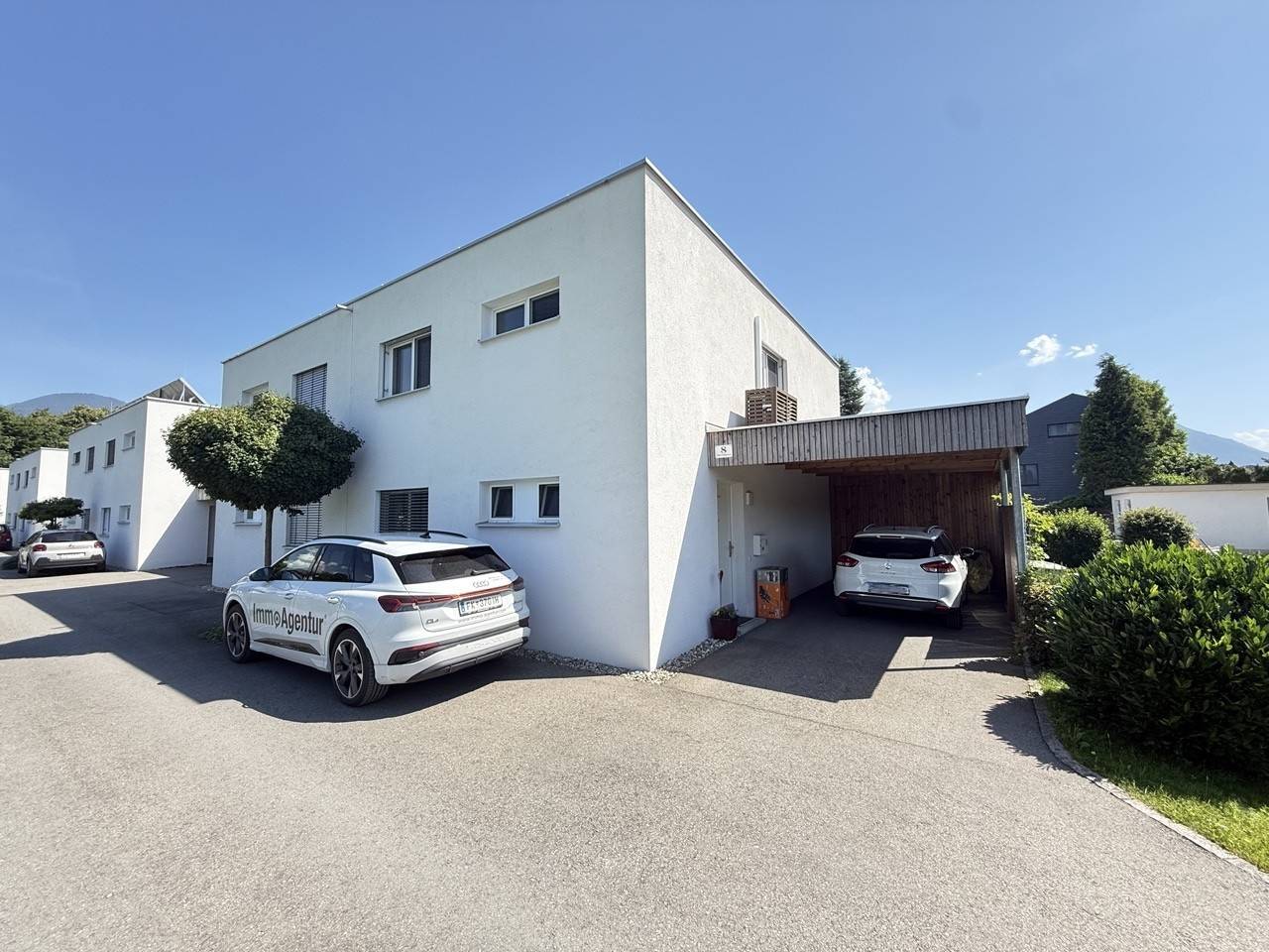 Moderne Doppelhaushälfte mit Garten und Terrasse in sonniger Lage