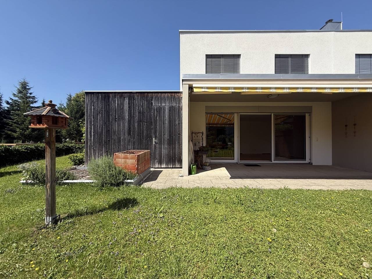 Moderne Doppelhaushälfte mit Garten und Terrasse in sonniger Lage