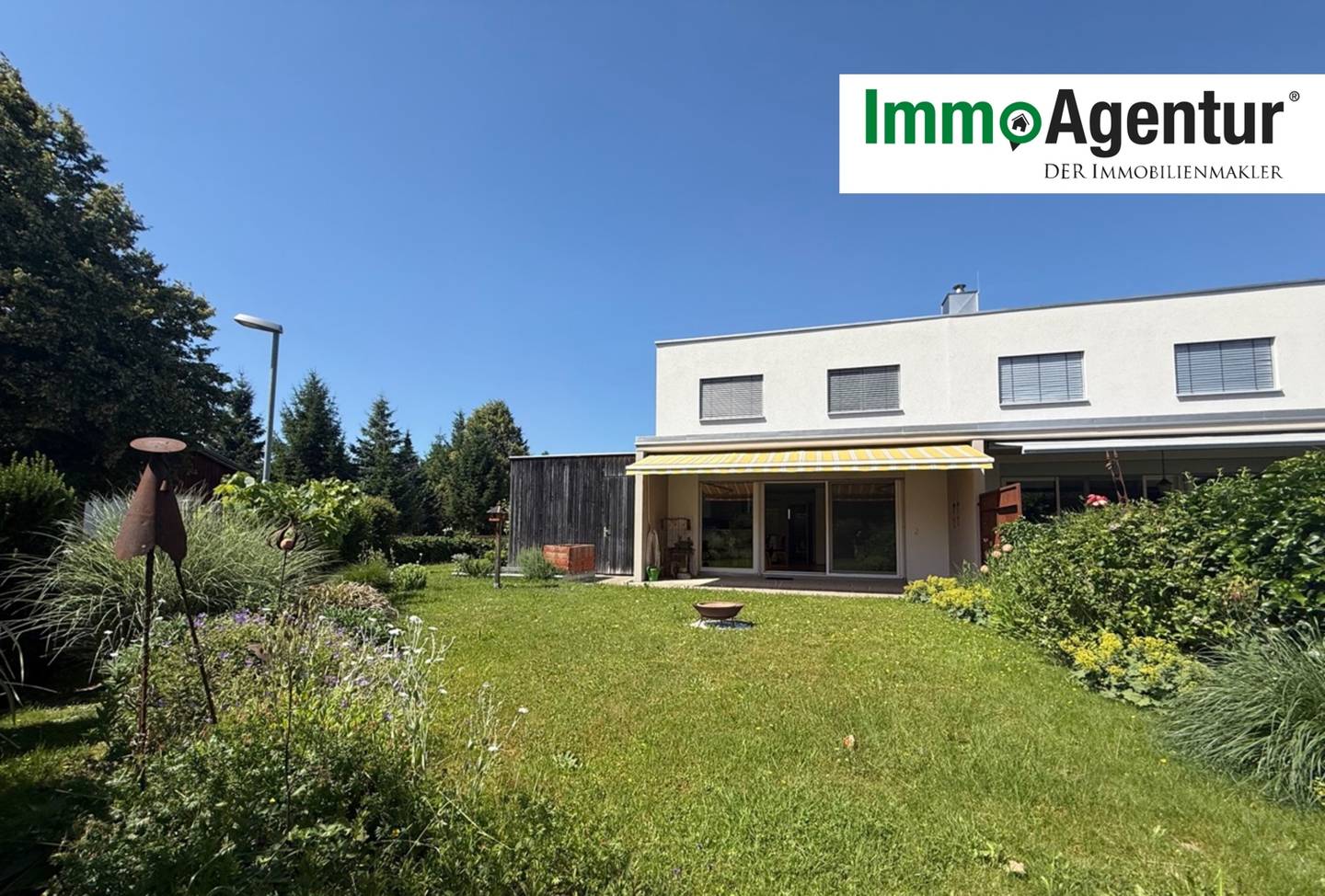 Moderne Doppelhaushälfte mit Garten und Terrasse in sonniger Lage