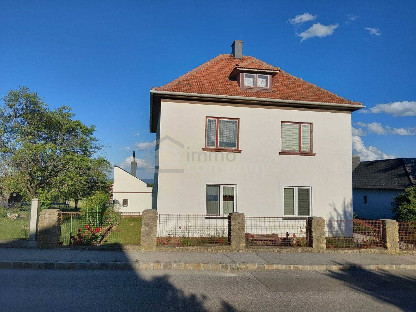 Gepflegtes Familienhaus mit Garten und Nebengebäude