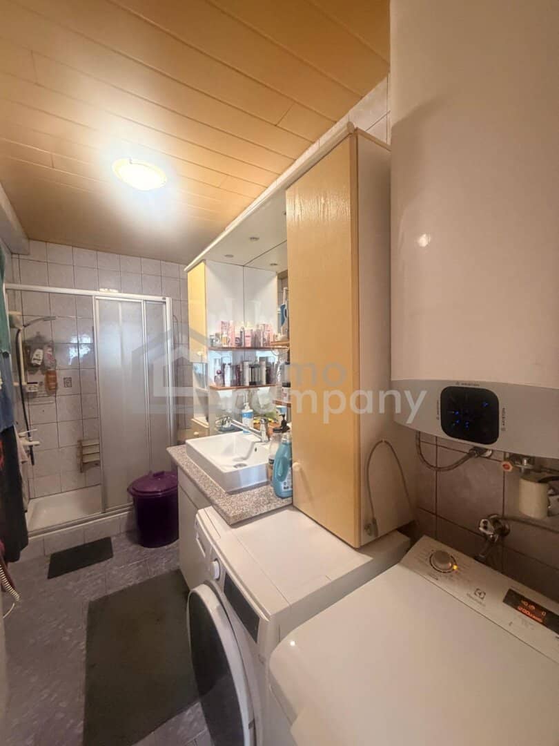 Well maintained family house with garden and outbuilding