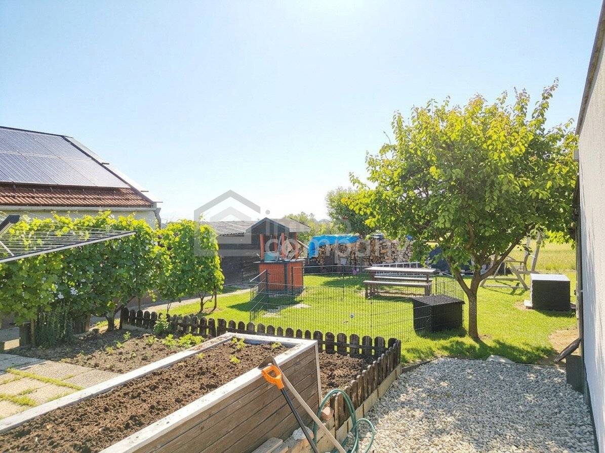 Gepflegtes Familienhaus mit Garten und Nebengebäude