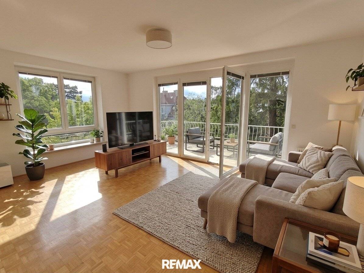 Family apartment with balcony and spacious rooftop terrace