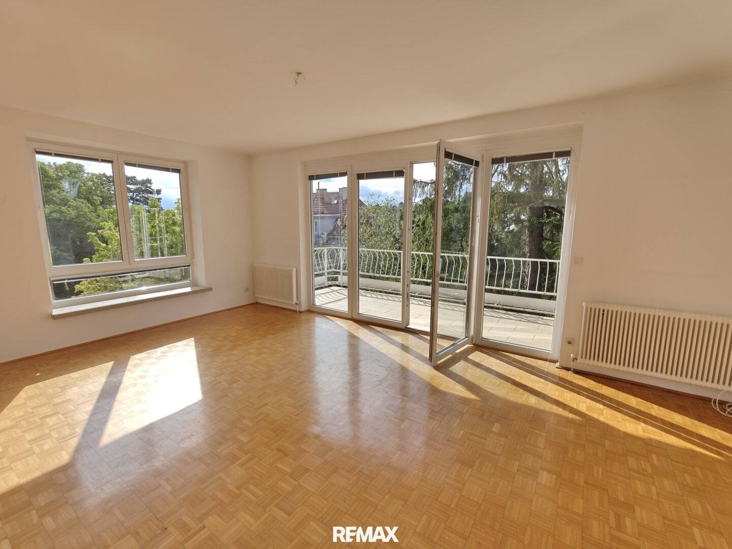 Family apartment with balcony and spacious rooftop terrace