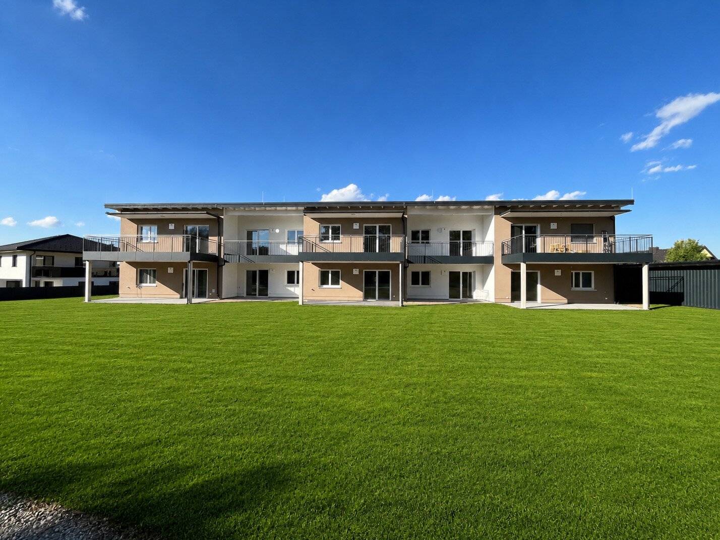 Ground floor apartment with garden area and loggia