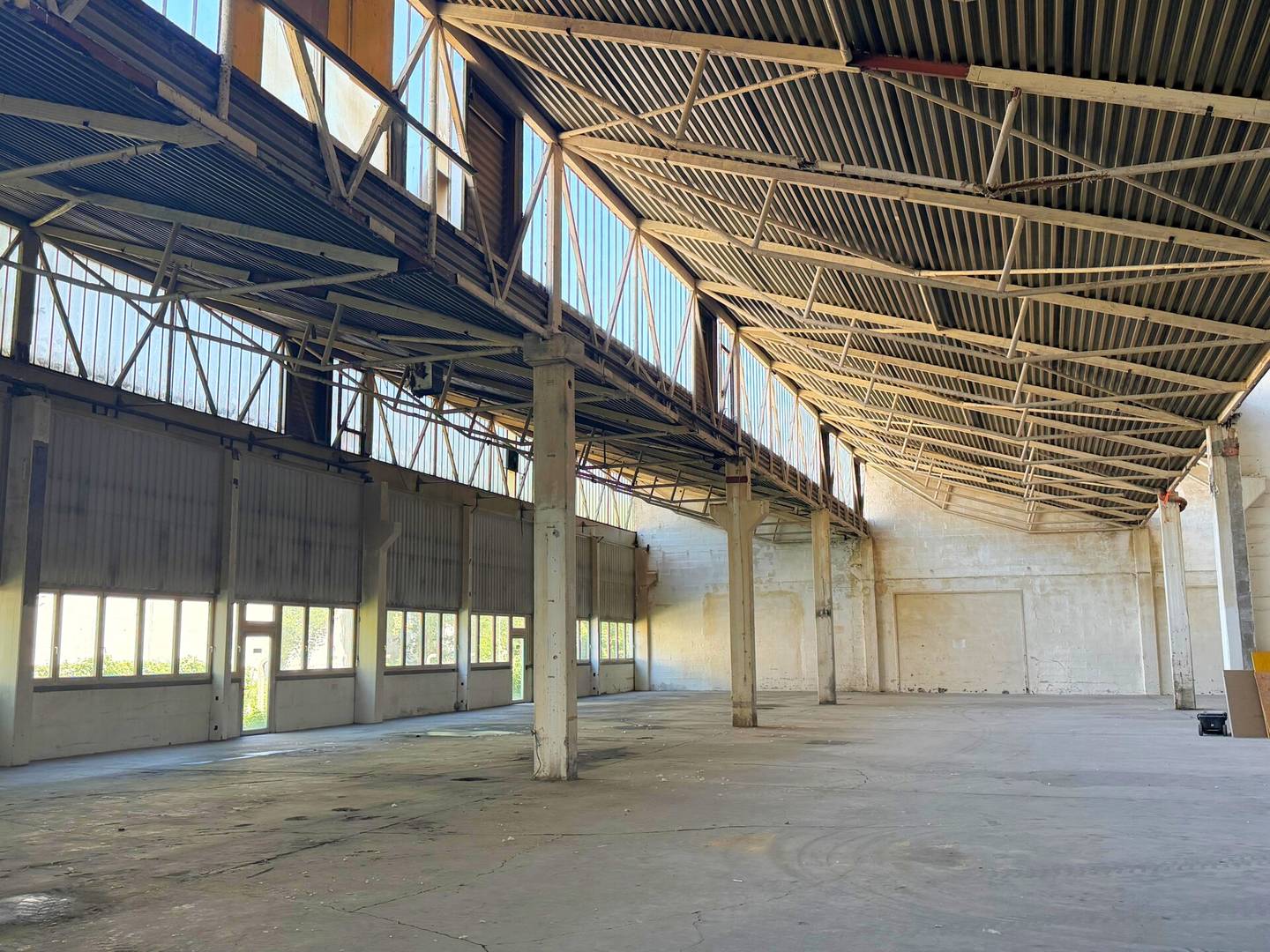 Lichtdurchflutete Produktionshalle mit Bürotrakt und Fernwärme