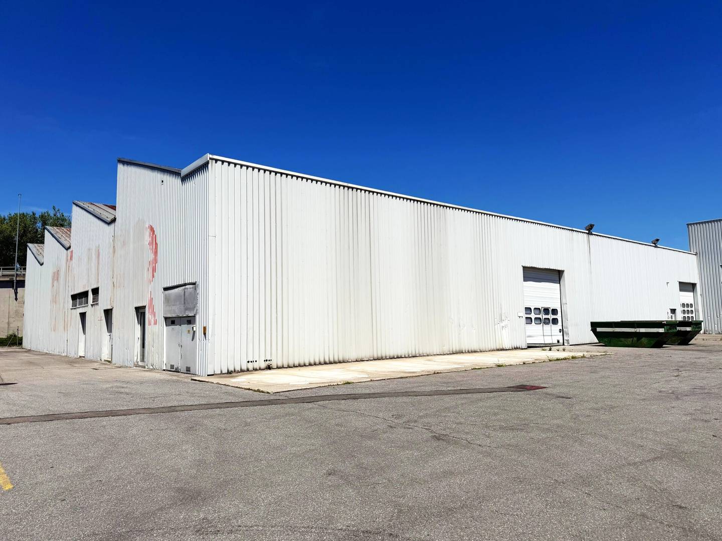 Lichtdurchflutete Produktionshalle mit Bürotrakt und Fernwärme