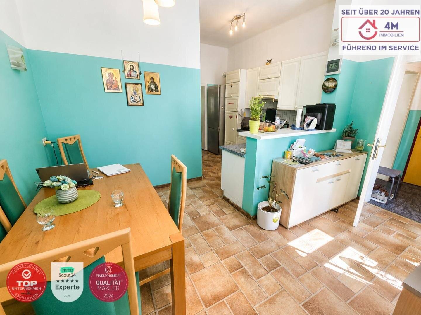 Bright period apartment with pantry and dining area
