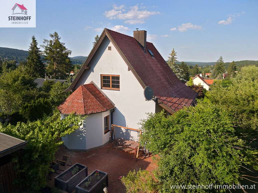 Single family home with large garden and panoramic view