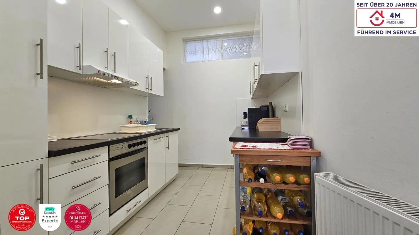 Bright Altbau Apartment with Separate Kitchen