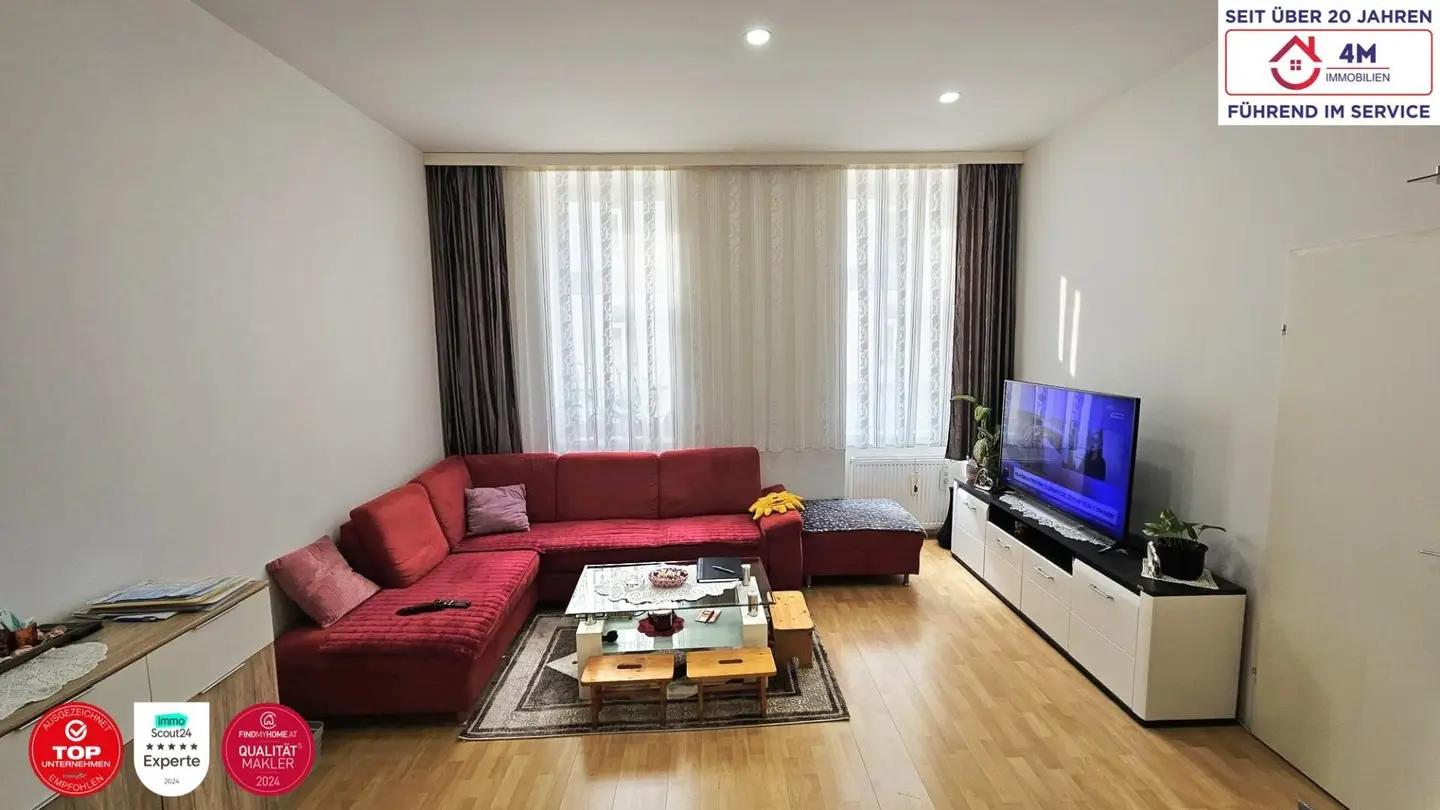 Bright Altbau Apartment with Separate Kitchen