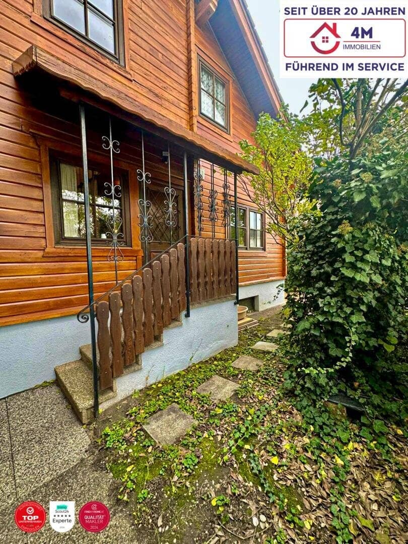 Holzhaus mit Terrasse und Pool in sonniger Lage