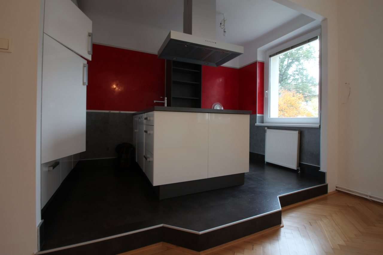Family Apartment with Herringbone Parquet at Küniglberg