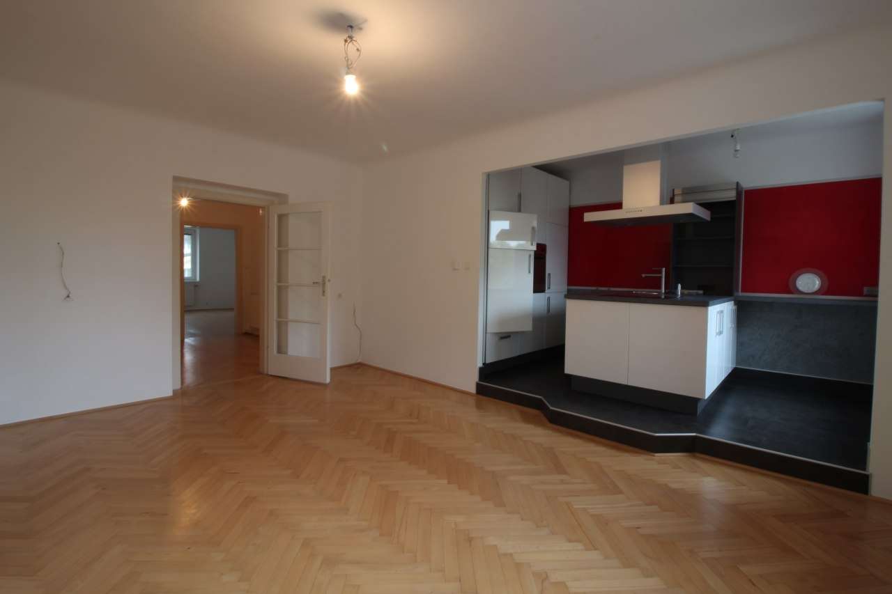Family Apartment with Herringbone Parquet at Küniglberg