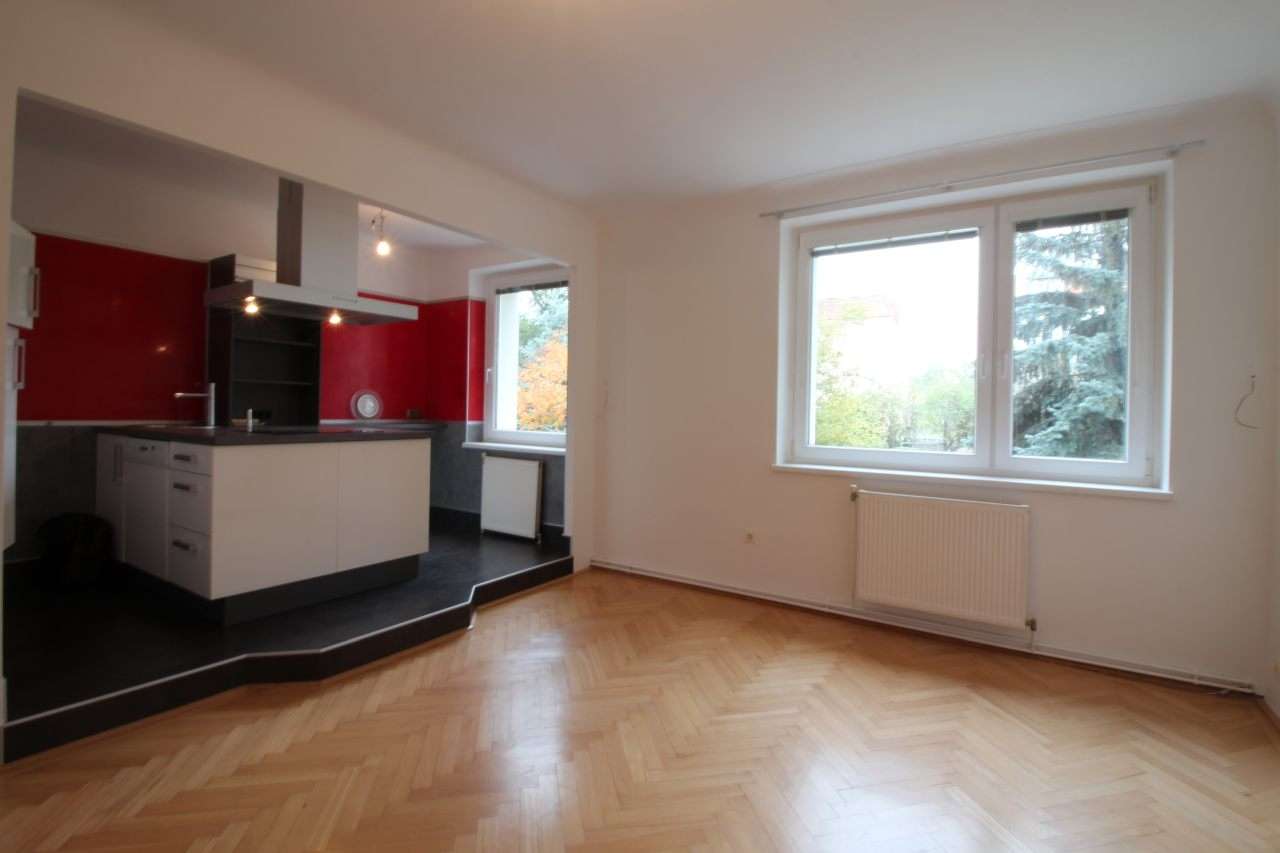Family Apartment with Herringbone Parquet at Küniglberg