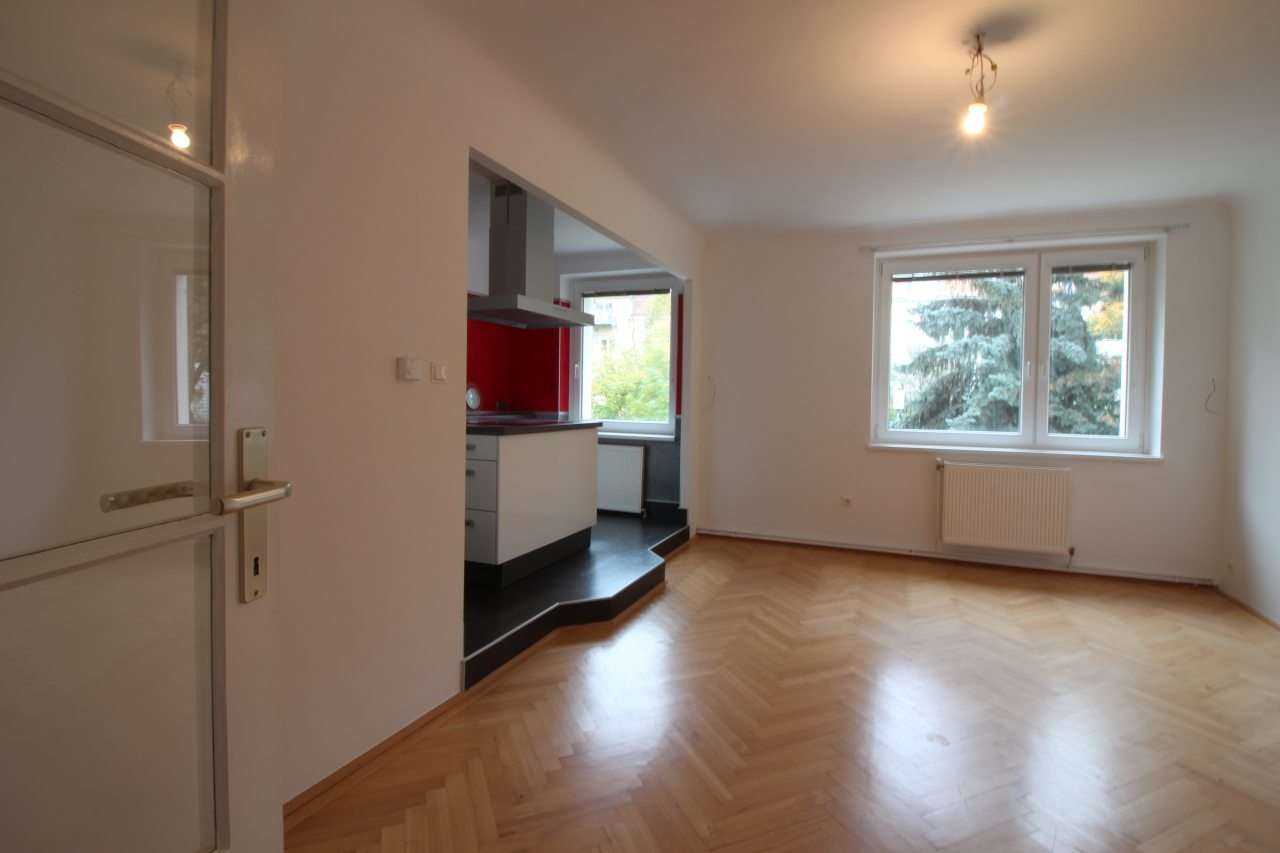 Family Apartment with Herringbone Parquet at Küniglberg