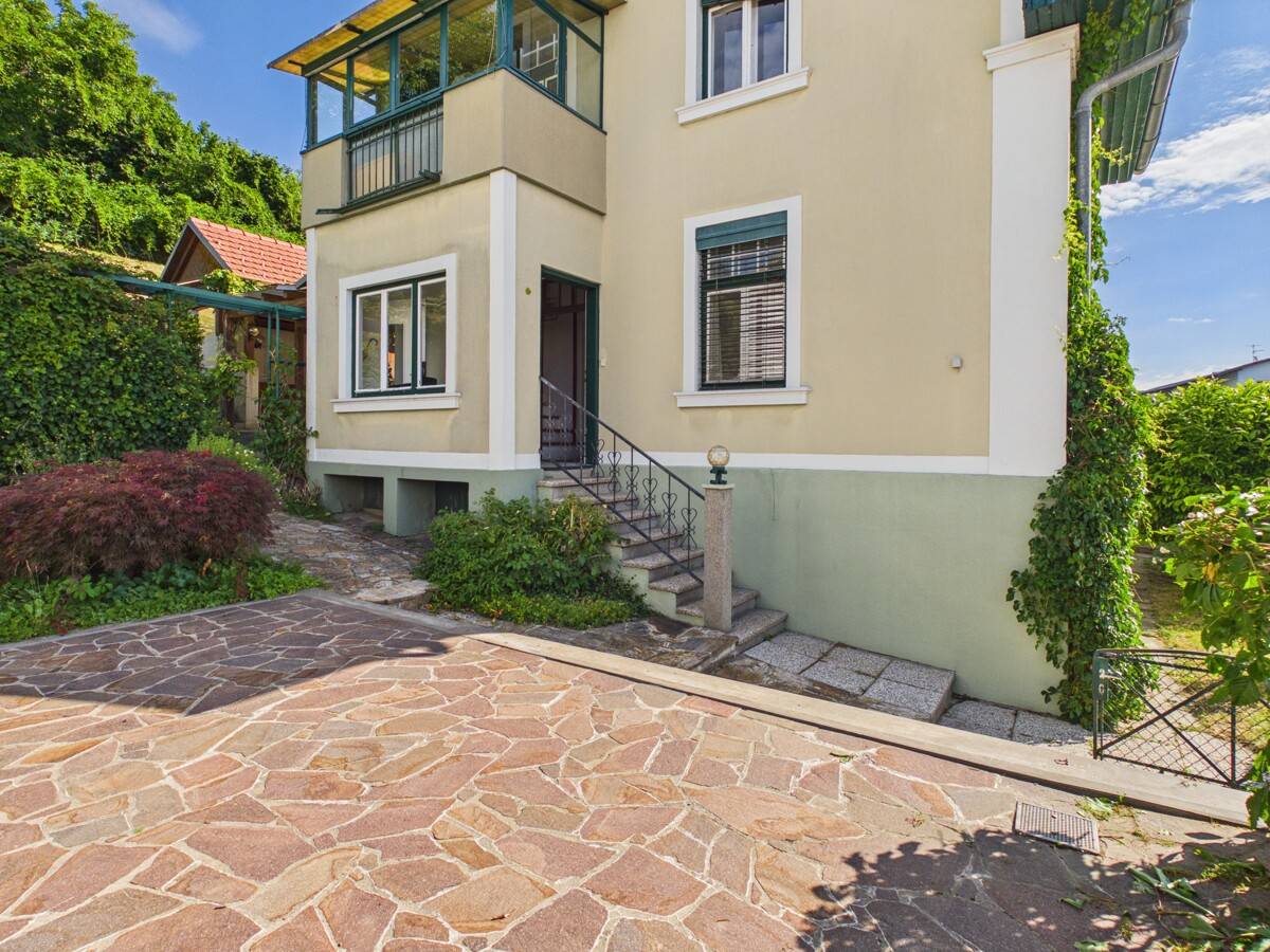 Charmantes Wohnhaus mit Wintergarten und großzügigem Garten