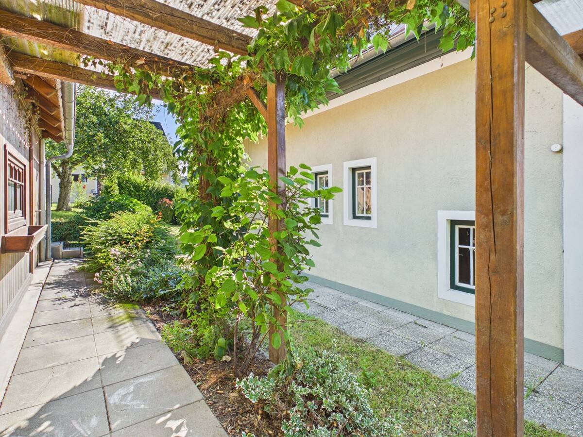 Charmantes Wohnhaus mit Wintergarten und großzügigem Garten